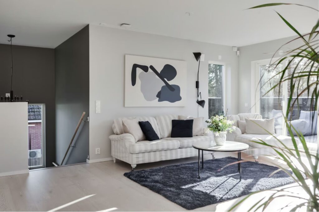 Soffa bredvid trappa som går ner