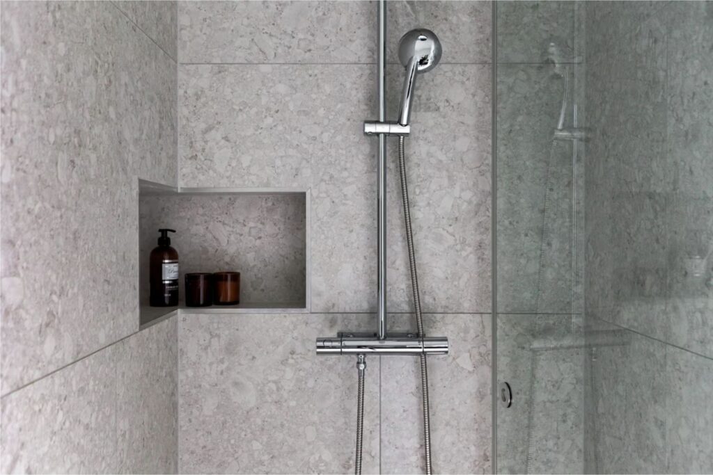 Dusch med inbyggd hylla/nisch för schampo och dylikt.